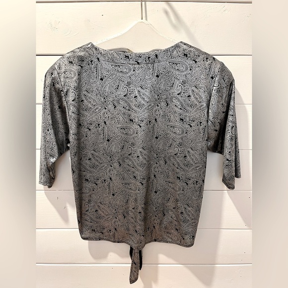 🩶 GLENSPORT by Pierre Bertrand – Silver Paisley Tie-Front Top Estimated Size S/M - Picture 6 of 6
